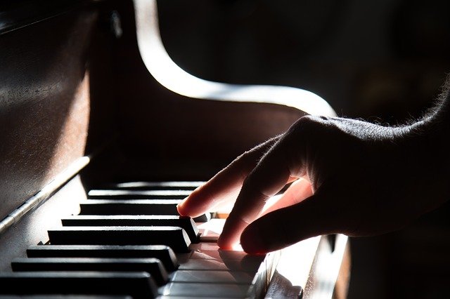 3 Perbedaan Mendasar Alat Musik Piano Dan Keyboard Yang Jarang Diketahui